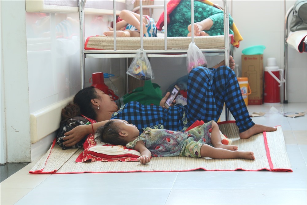 Con nằm điều trị dài ngày ở bệnh viện khiến nhiều phụ huynh tốn nhiều công sức, thời gian, tiền bạc. Ảnh: Bảo Trung