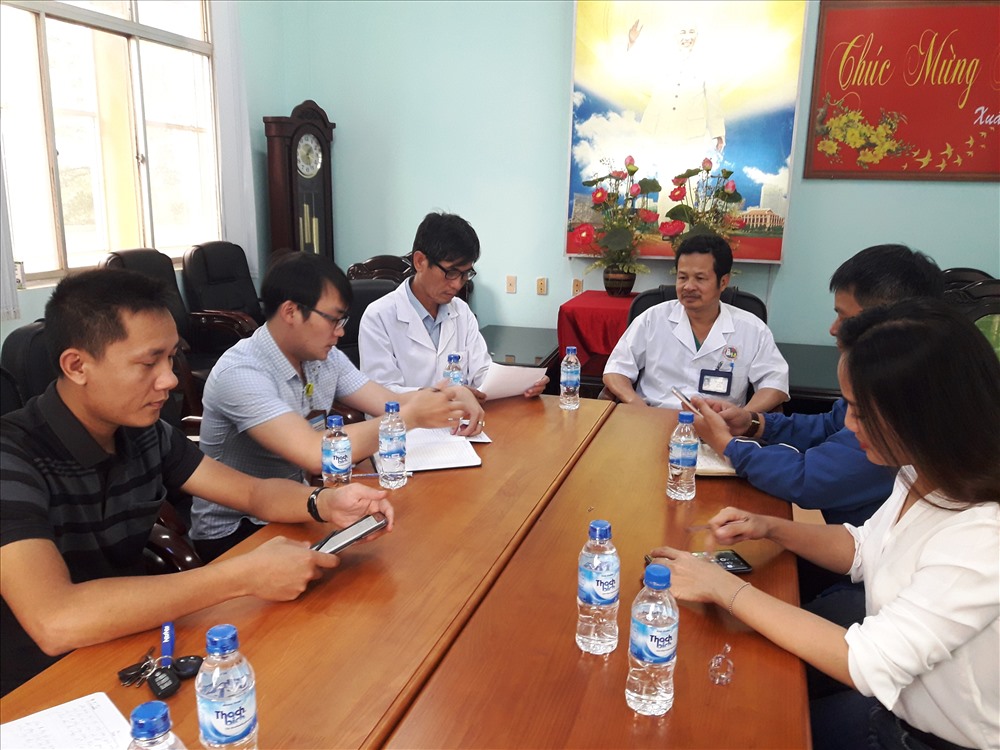 Đại diện Bệnh viện Đa khoa tỉnh Gia Lai thông tin về sự cố hy hữu. Ảnh Đ.V