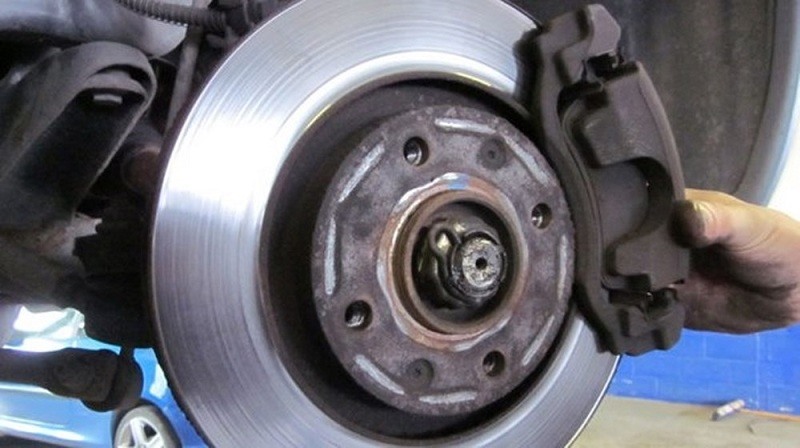 Việc tăng, giảm ga đột ngột có thể bào mòn hệ thống phanh ở chiếc xe của bạn. Ảnh: BT