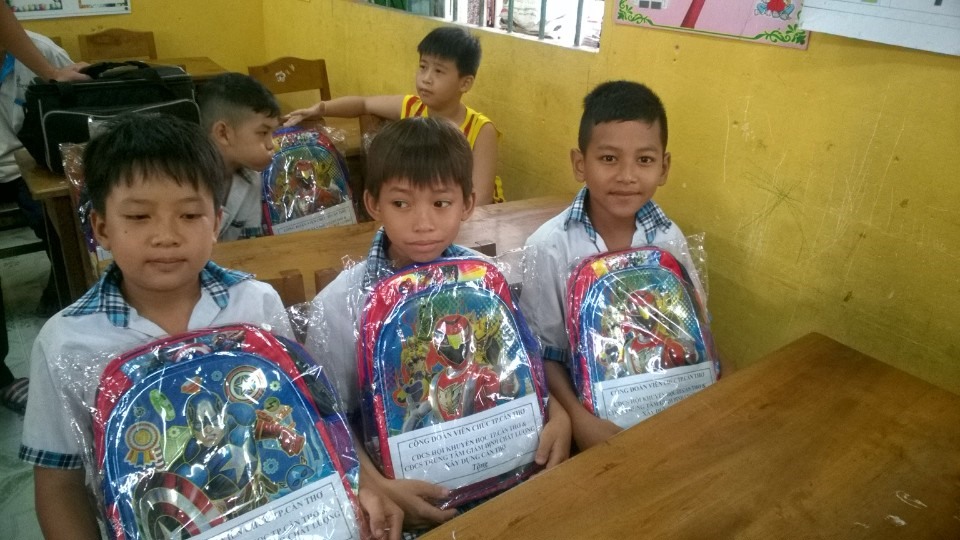 Niềm vui các em học sinh nhận quà tại buổi lễ. Ảnh: Thành Nhân