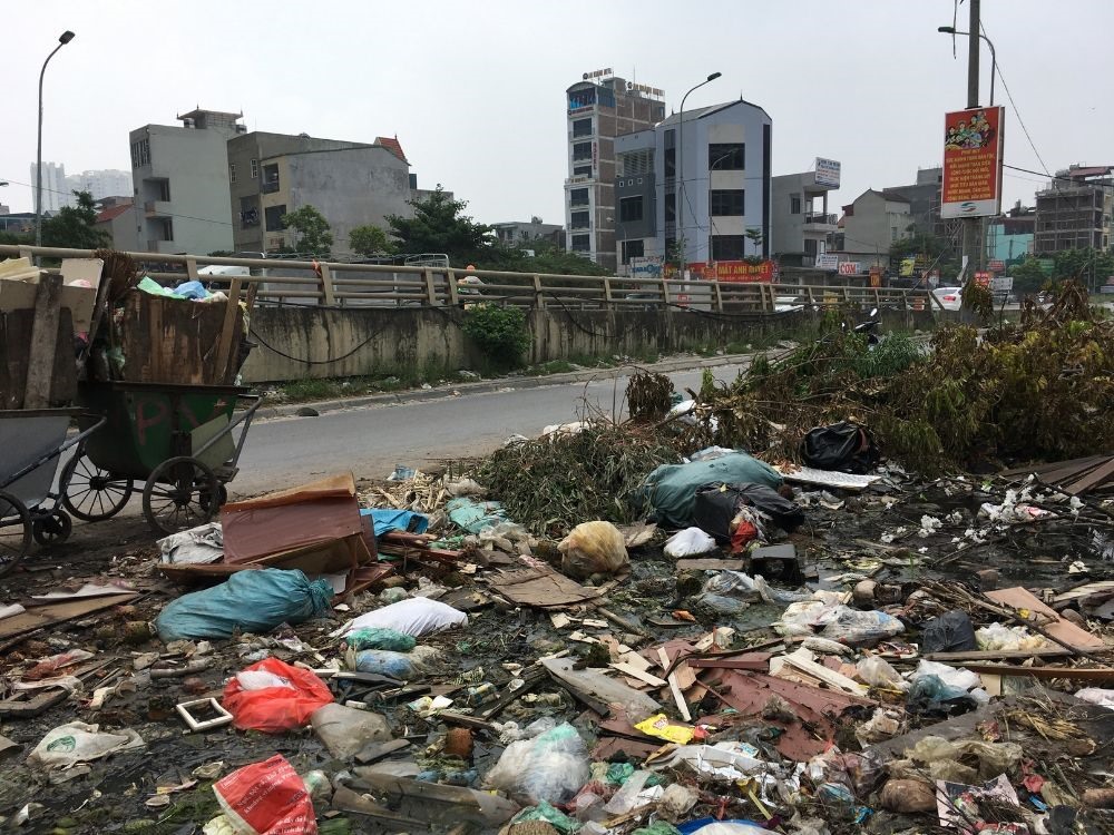 Rác thải, phế liệu bị đổ trộm ngay khu vực đường gom Đại lộ Thăng Long. Ảnh Q.Toản