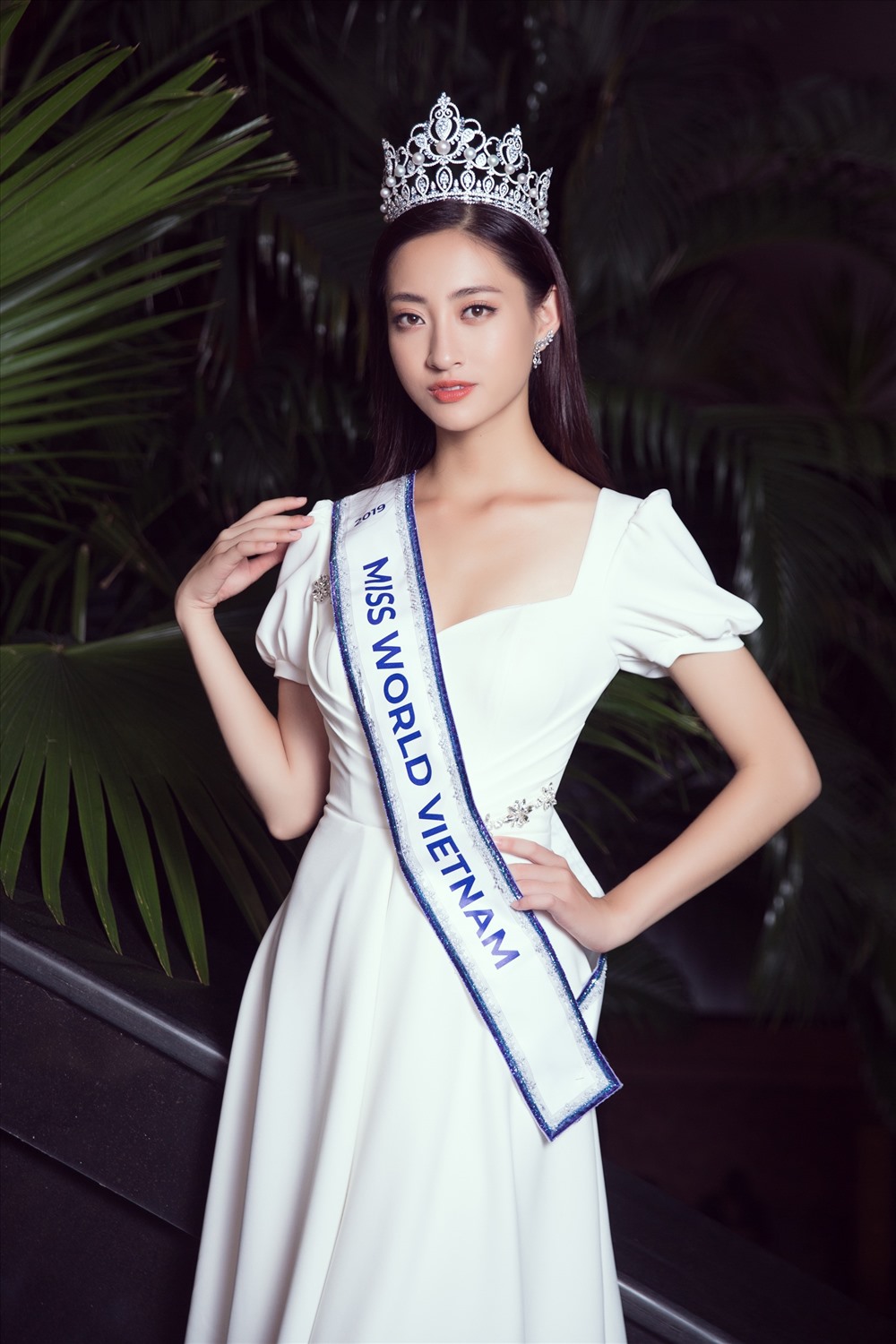 Hoa hậu Lương thuỳ Linh luôn rạng rỡ trong những buổi giao lưu cùng người hâm mộ mặc dù lịch trình bận rộn. Ảnh: Viết Quý.