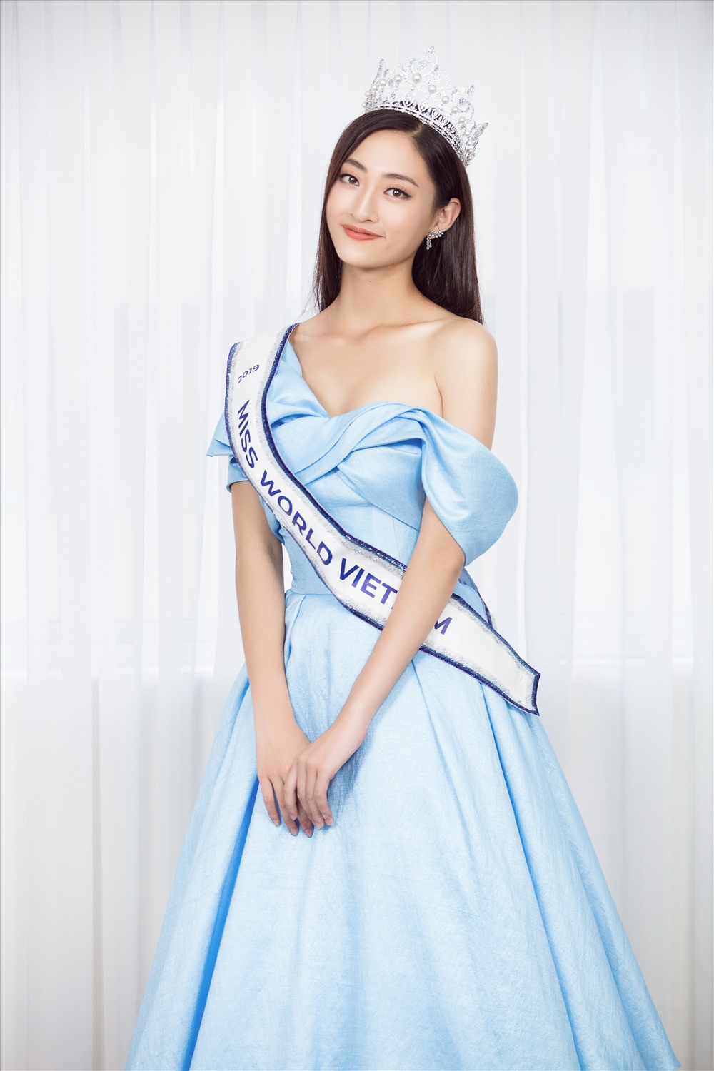Hoa hậu Lương thuỳ Linh luôn rạng rỡ trong những buổi giao lưu cùng người hâm mộ mặc dù lịch trình bận rộn. Ảnh: Viết Quý.