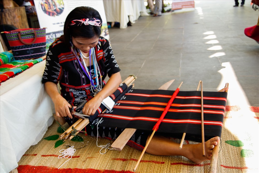 Không gian Festival năm nay với sự có mặt của gần 80 nghệ nhân đến từ các miền núi cao phía Bắc như thổ cẩm Hà Giang, nghệ nhân Khơ Me ở biên giới Tây Nam tỉnh An Giang, nghệ nhân Cơ Tu của vùng núi miền Trung Quảng Nam và TP Đà Nẵng.