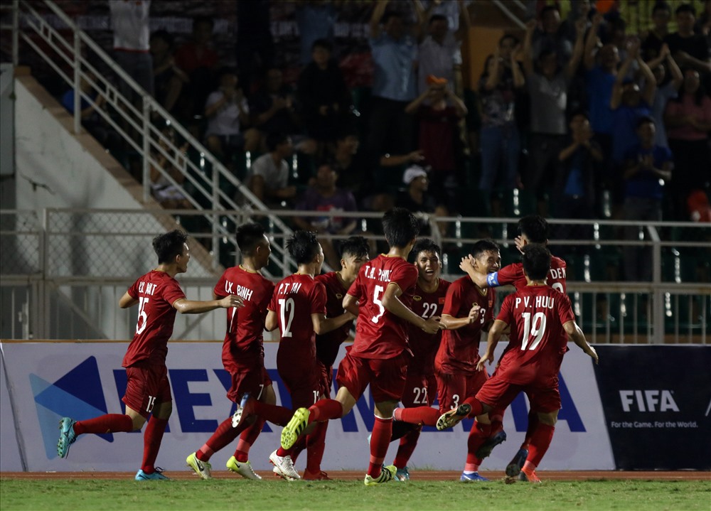 Phải nhờ đến bàn thắng may mắn ở cuối trận từ chấm đá phạt góc, U18 VIệt Nam mới có chiến thắng 1-0 trước U18 Malaysia. Ảnh: Hữu Phạm
