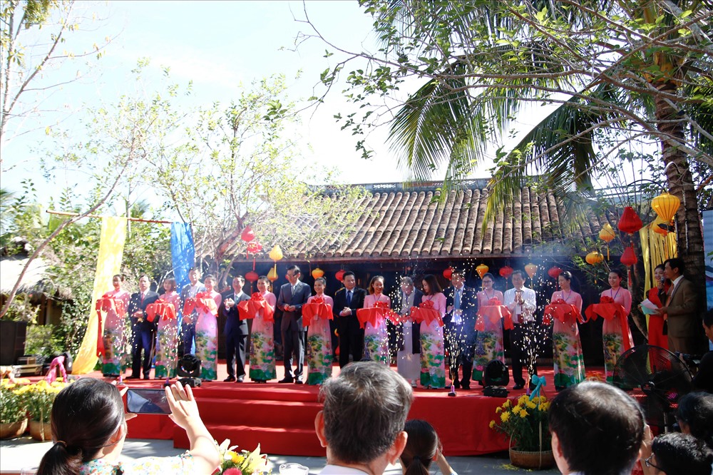 Các đại biểu cắt băng khai mạc Festival văn hóa tơ lụa thổ cẩm Việt Nam thế giới lần thứ 5 năm 2019. Ảnh: Trường An