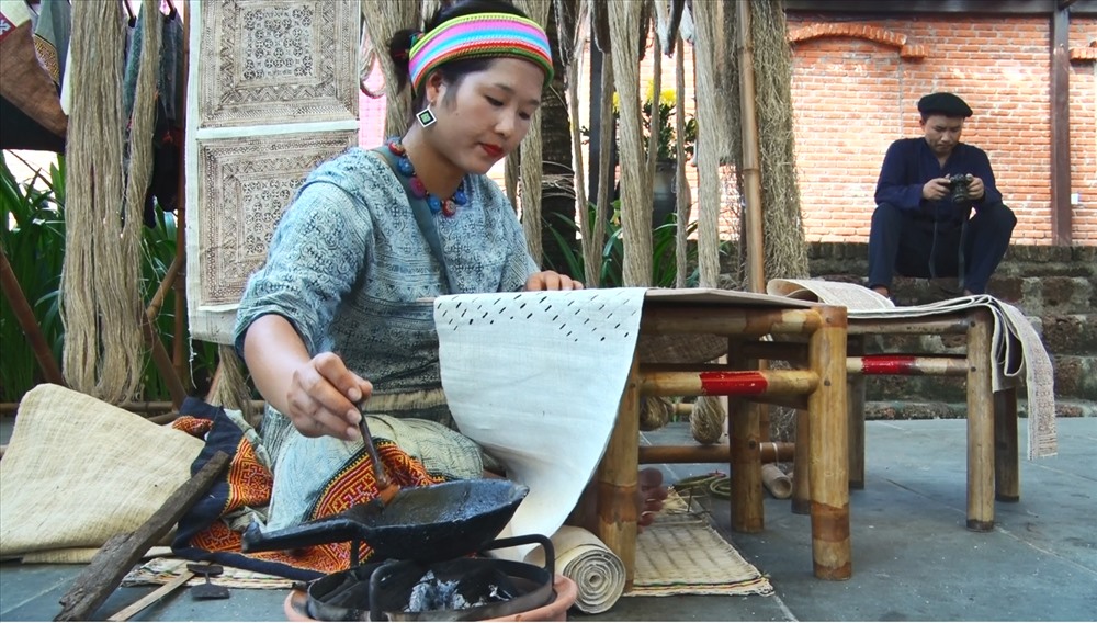 Một nghệ nhân đang thực hiện quá trình tạo nên sản phẩm thổ cẩm. Ảnh: Trường An