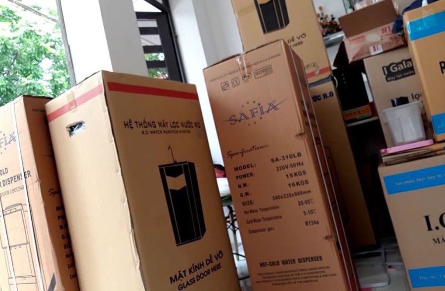 Nhiều loại máy lọc nước có nguồn gốc không rõ ràng được tập kết tại một tổng đại lý ở quận Hà Đông. Ảnh TK