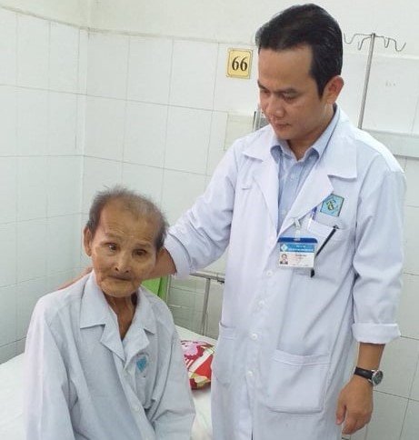 Ông lão trên đã may mắn thoát nạn. Ảnh: BVCC