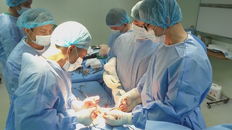 Các bác sĩ tiến hành phẫu thuật cho bệnh nhân. Ảnh: BVCC