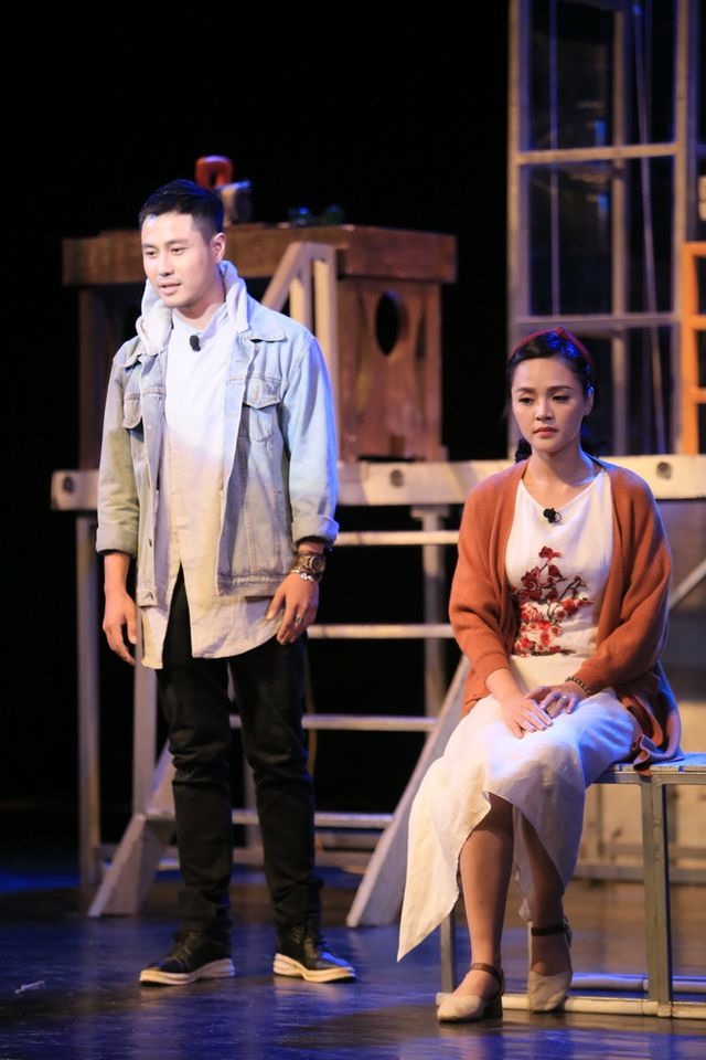 Thu Quỳnh tham gia vở “Hoa cúc xanh trên đầm lầy“. Ảnh: NVCC