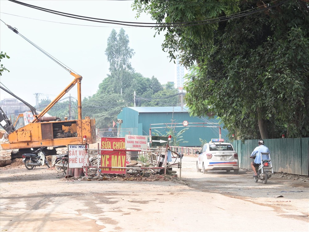 Đoạn đường dài chưa đến 2km nhưng mật độ giao thông qua lại rất đông đúc. Ảnh: LN.