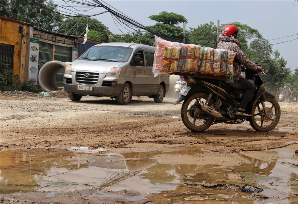 Một số đoạn sụt lún sâu, trơn trợt rất nguy hiểm nhưng không có biển cảnh báo, được che chắn sơ sài.