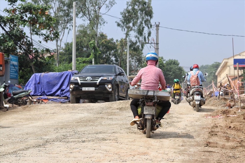Đoạn đường dài chưa đến 2km nhưng mật độ giao thông qua lại rất đông đúc. Ảnh: LN.
