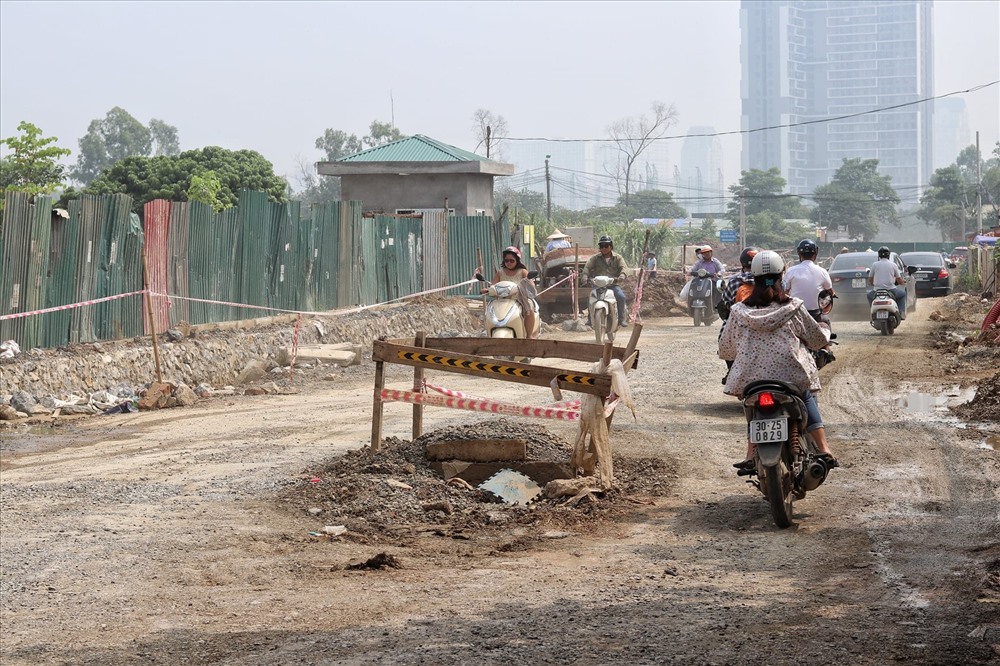 Một số đoạn sụt lún sâu, trơn trợt rất nguy hiểm nhưng không có biển cảnh báo, được che chắn sơ sài.