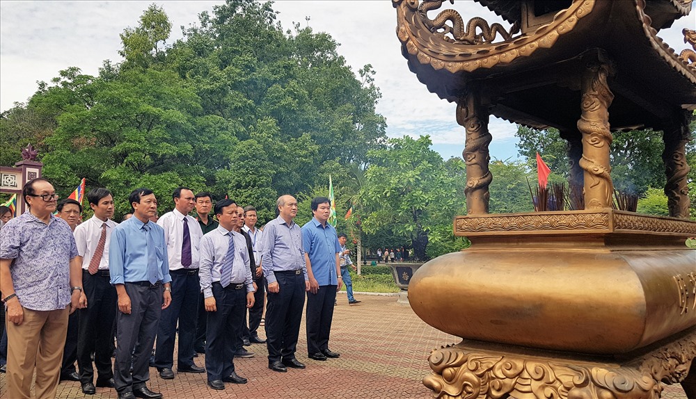 Lãnh đạo tỉnh Bình Định, Tổng cục Thể dục thể thao... dâng hương tại Bảo tàng Quang Trung
