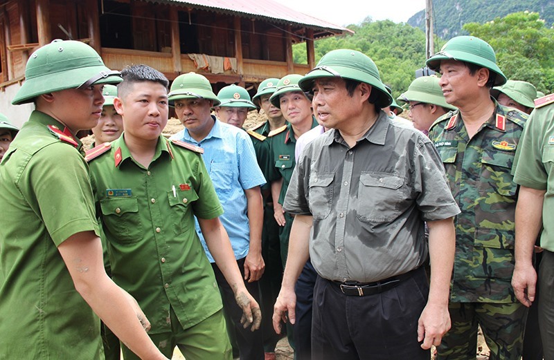 Đồng chí Phạm Minh Chính biểu dương, động viên các lực lượng vũ trang đã rất nỗ lực hỗ trợ đồng bào bị nạn. Ảnh: X.H
