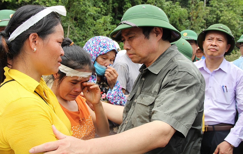 Trưởng ban Tổ chức Trung ương ân cần thăm hỏi, động viên đồng bào bản Na Sá, xã Na Mèo. Ảnh: X.H