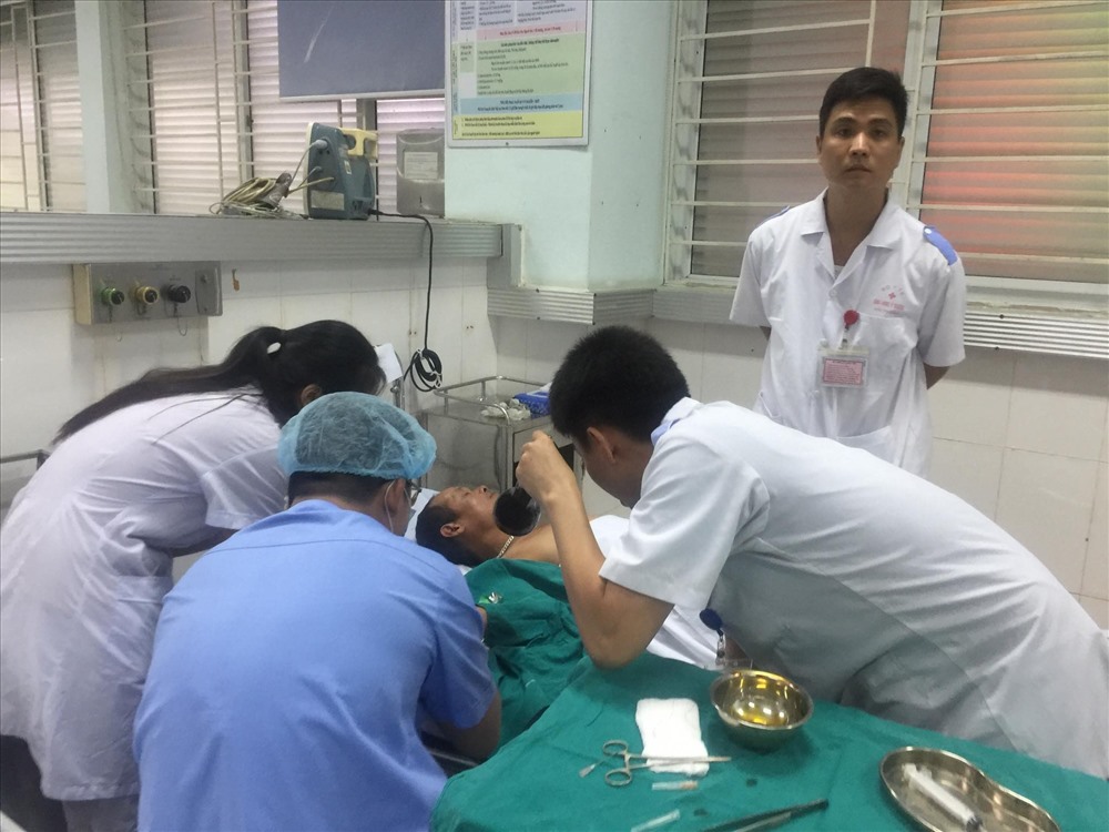 Nạn nhân nặng đang được mổ cấp cứu - ảnh HH