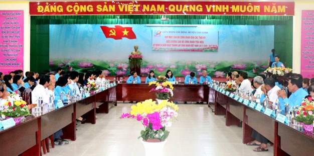 Thay vào vị trí chai nhựa đựng nước giải khát là các chai và ly thủy tinh. Ảnh: TC