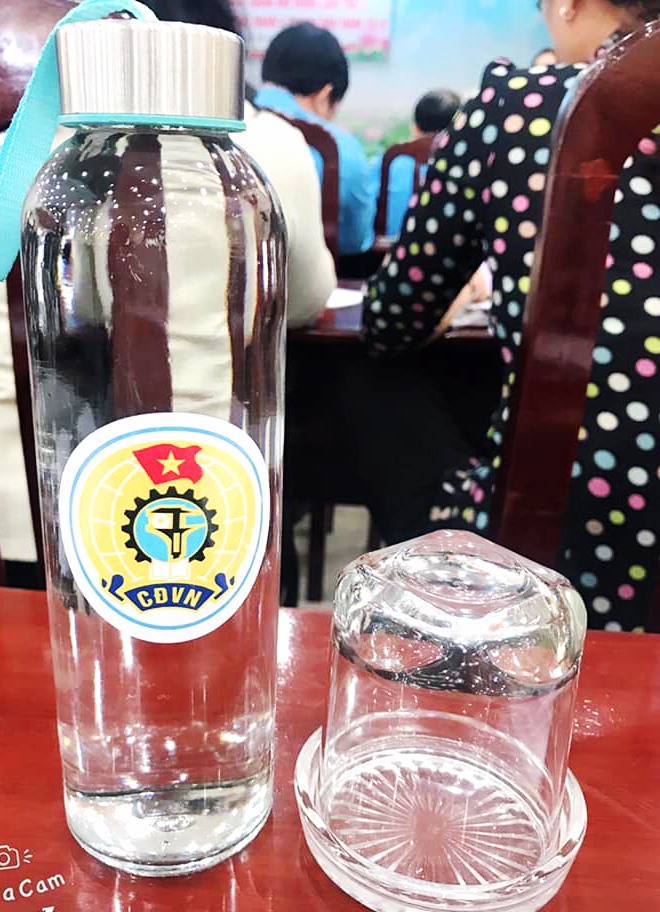 Cận cảnh chai thủy tinh có logo Công đoàn của LĐLĐ huyện Cao Lãnh. Ảnh: TC