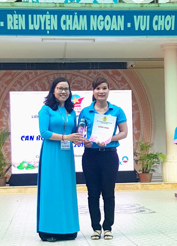 Đưa chai thủy tinh vào phần cứng quà tặng tại các sự kiện quan trọng. Ảnh: TC