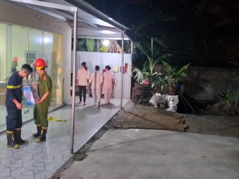 Các y bác sỹ có mặt phối hợp, sẵn sàng cứu người bị nạn