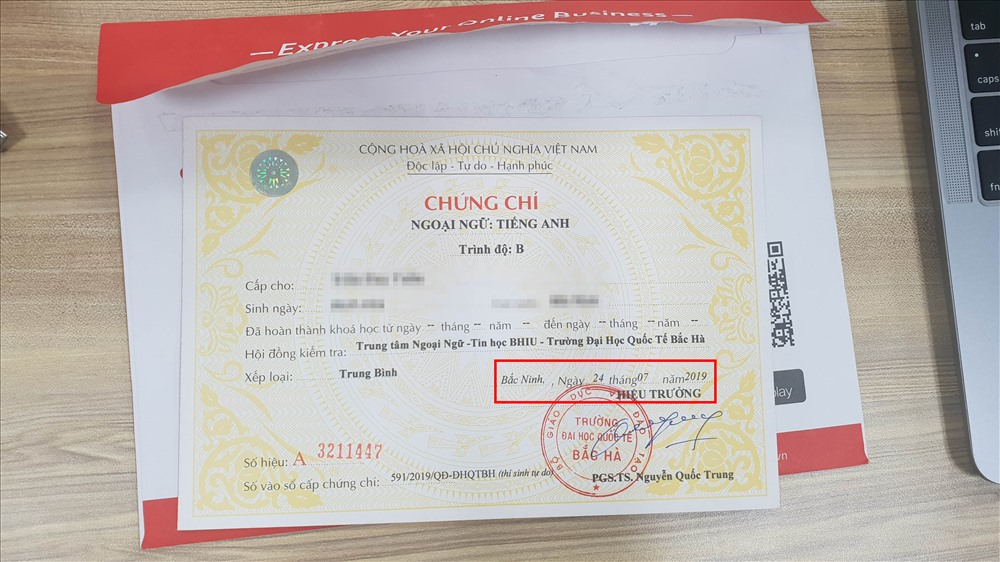Các thí sinh cũng thoải mái trao đổi trước mặt giám thị.