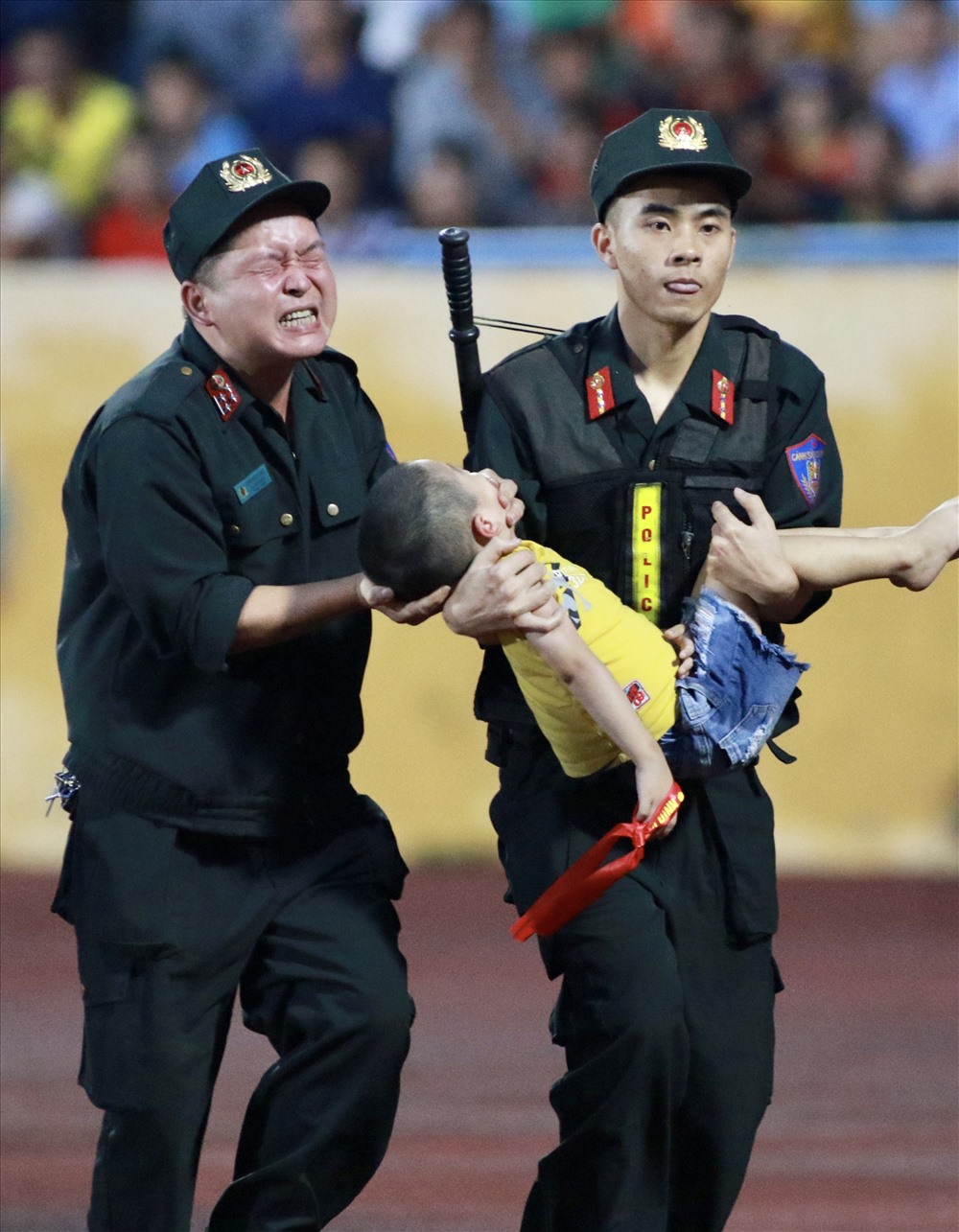 Hình ảnh hai chiến sĩ cảnh sát cơ động đưa em nhỏ ra xe cứu thương nhận được nhiều sự khen ngợi. Ảnh: H.A