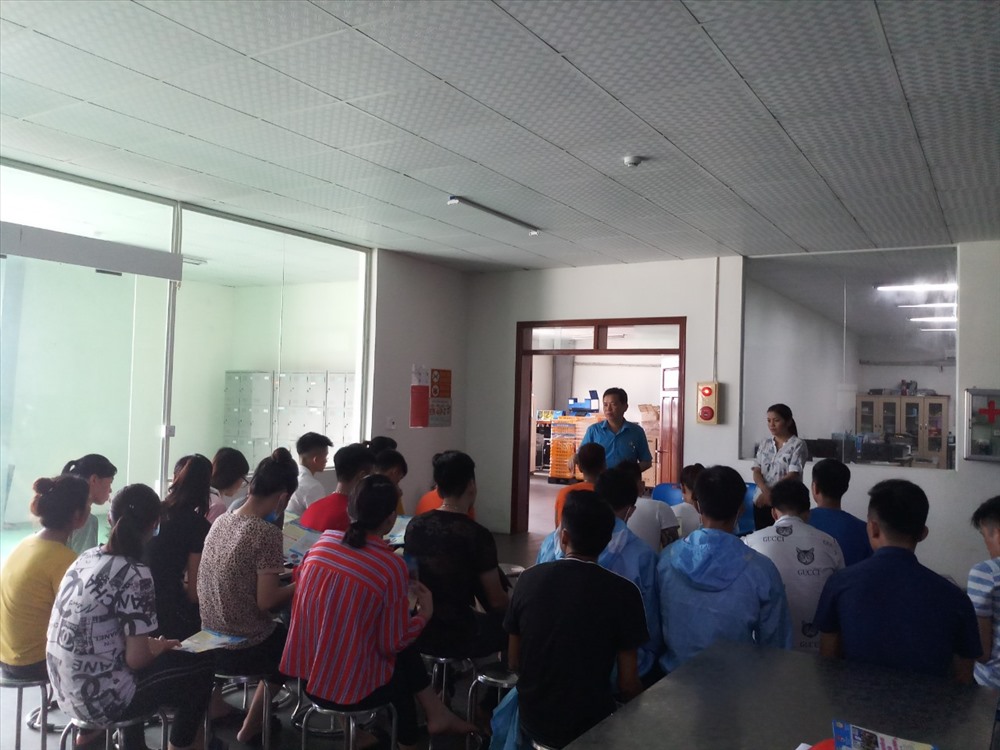 Lãnh đạo Liên đoàn Lao động thành phố đối thoại với công nhân lao động tại Công ty.