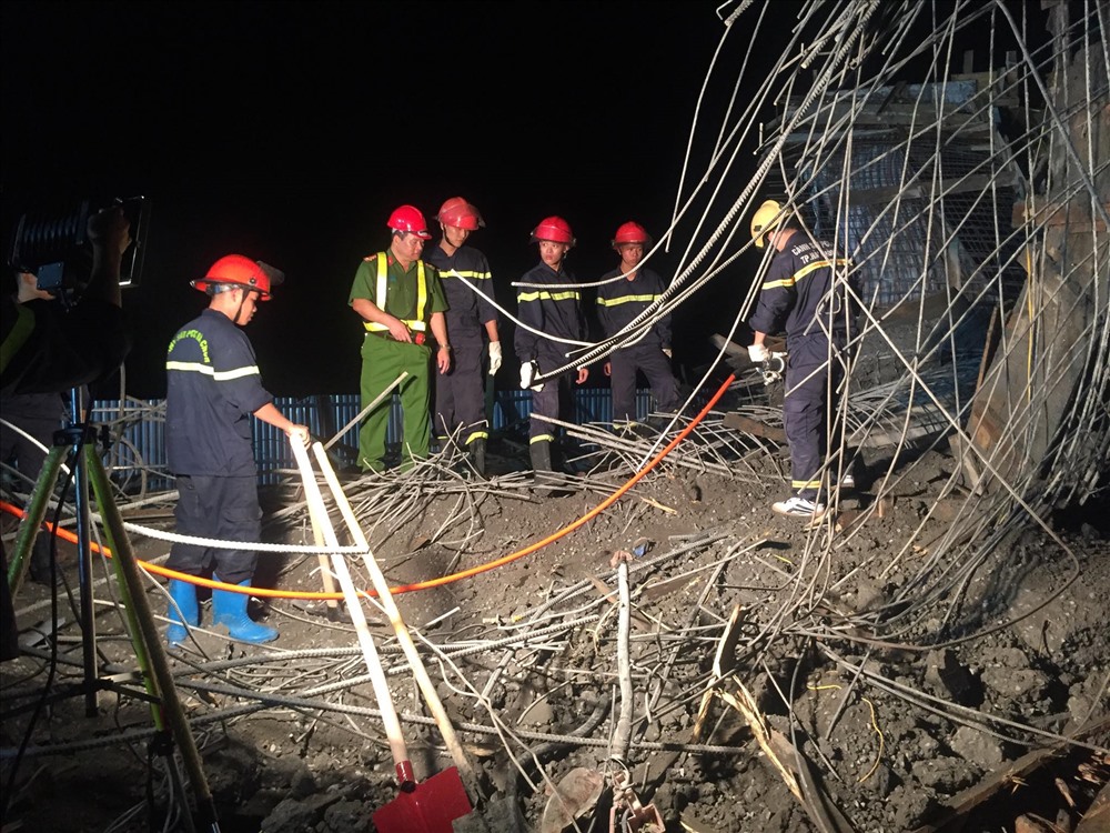 Lực lượng chức năng triển khai công tác cứu hộ, khắc phục hậu quả vụ tai nạn. Ảnh HH