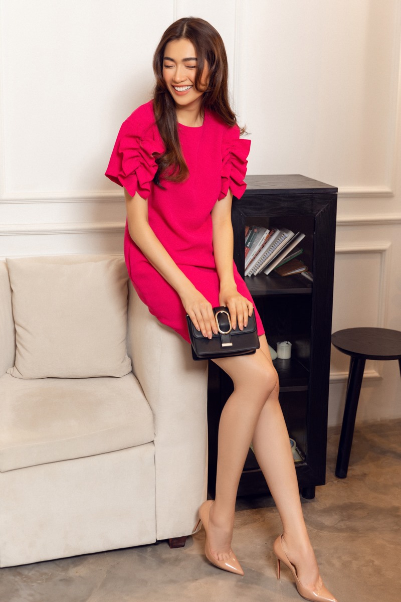 người đẹp tiếp tục biến hóa chất thanh lịch của mình trong các thiết kế mới nhất từ thời trang Elise. Các bộ trang phục dành cho Á hậu Hoàn vũ Việt Nam 2015 - Lệ Hằng trở nên duyên dáng hơn như một cô nàng bước ra từ công sở, những buổi tiệc nhẹ hay gặp gỡ đối tác khách hàng.