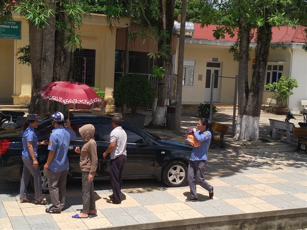 Và cho lên xe đưa vào bệnh viện.