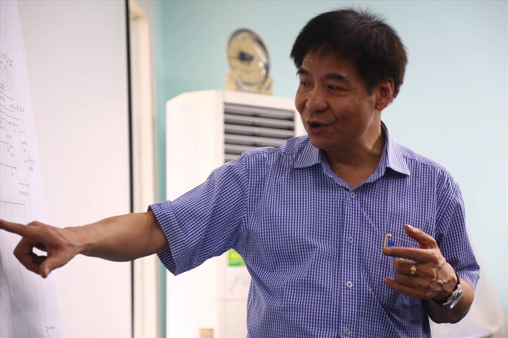 Ông Lê Thanh Hải giải thích về 3 van nước tại hệ thống cấp nước RO tại Bệnh viện đa khoa Hòa Bình. Ảnh: C.N