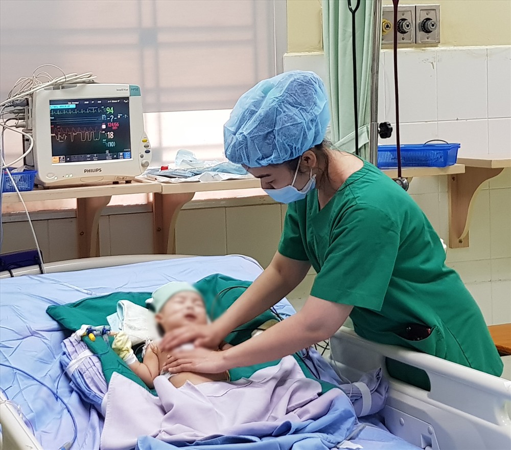Bị bệnh tim bẩm sinh, bé K. may mắn được cứu sống. Ảnh: BVCC