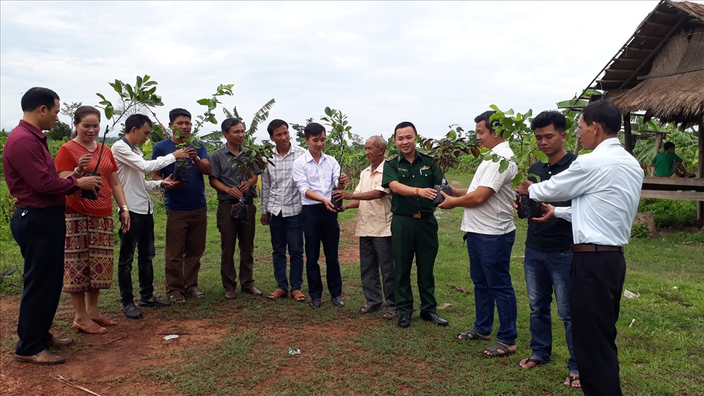 Người dân khóm Duy Tân hỗ trợ cây giống cho người dân ở bản Phường. Ảnh: TH.