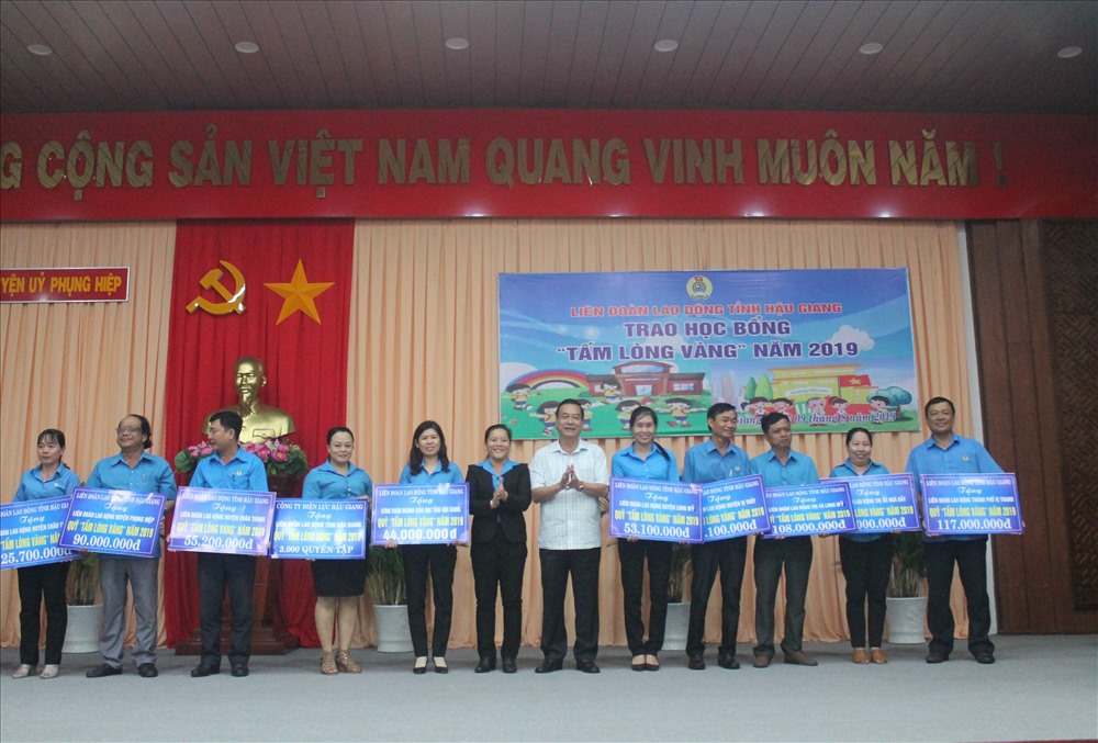 Ông Huỳnh Thanh Tạo và Bà Lê Thị Thanh Lam - trao bảng tượng trưng Quỹ tấm lòng vàng cho các LĐLĐ cấp huyện và tương đương. Ảnh: Thành Nhân