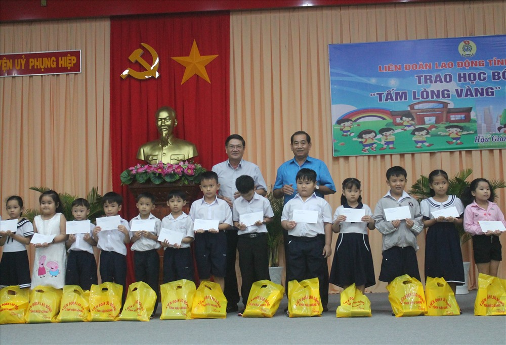 Trao 239 quà cho con CNVCLĐ. Ảnh: Thành Nhân