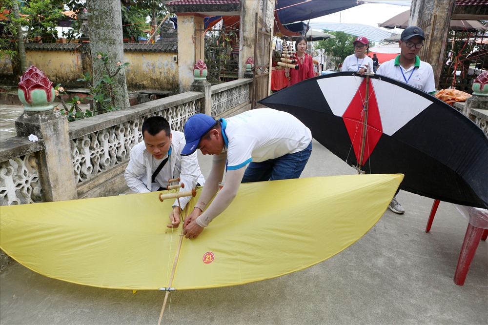 Hội quán sáo diều Hà Nội lắp sáo và diều để trình diều trước Sáo Đền.
