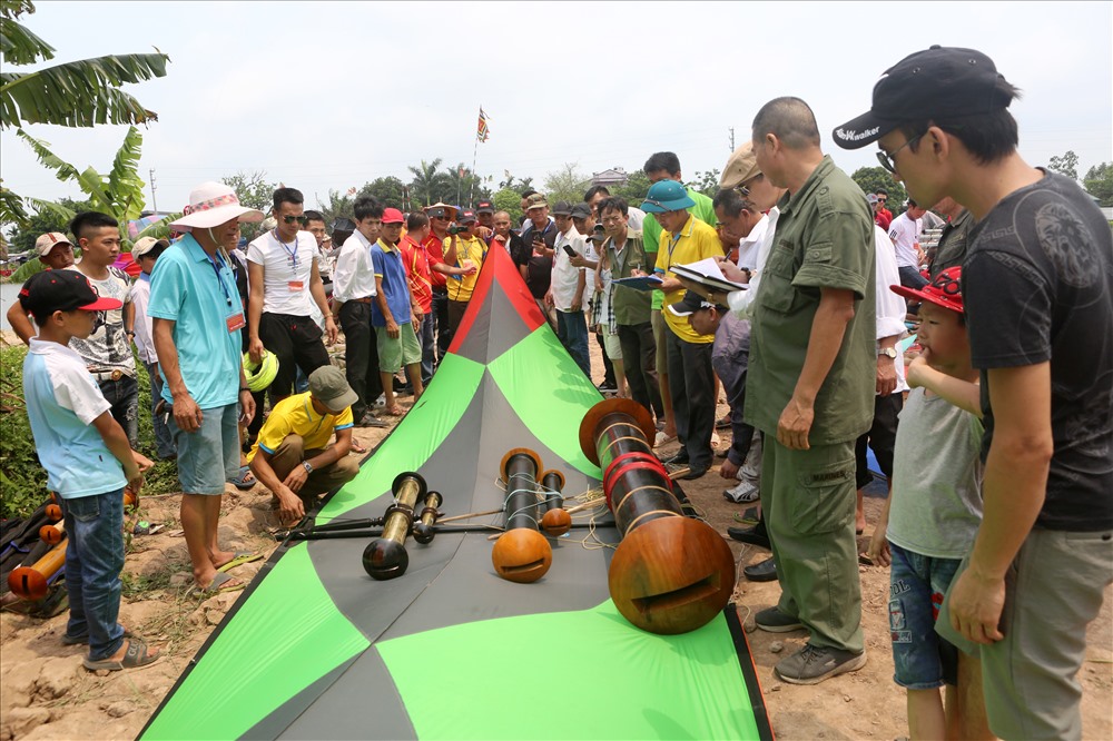 Phần thi diều to, sáo to trong Ngày hội Sáo Đền.