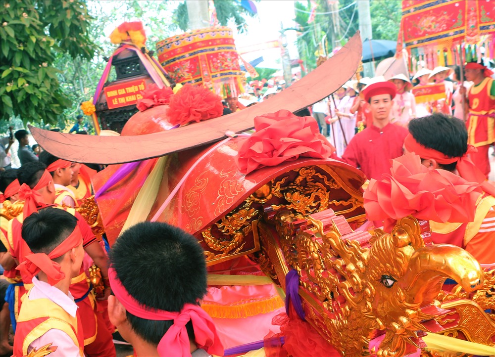 Người dân thôn Quý Sơn rước diều tế trên kiệu phượng sơn son thếp vàng từ Sáo Đền ra bãi thi thả diều.