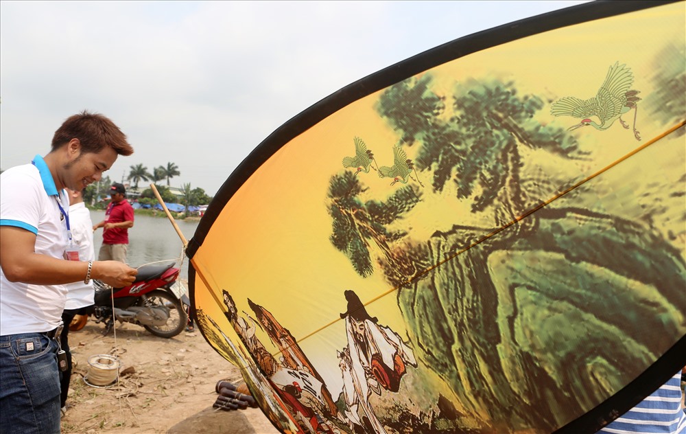 Nguyễn Văn Quyến đến từ Hội quán diều sáo Hà Nội hoàn thiện phần lắp lèo (điều chỉnh cân bằng cho diều) chuẩn bị cho cuộc thi.