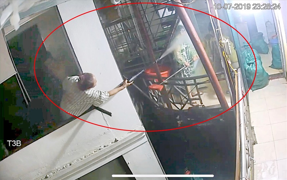Gia đình bà Bích dùng súng phun nước bắn vào gia đình bà Oanh. Ảnh camera an ninh.