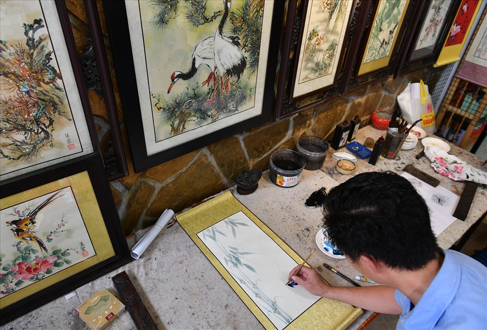 Vinh hay vẽ trong một không gian tràn ngập tranh.