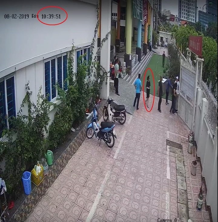 Người cho là cần giải cứu (khoanh đỏ) không hề bị giam giữ. Ảnh: Camera an ninh.