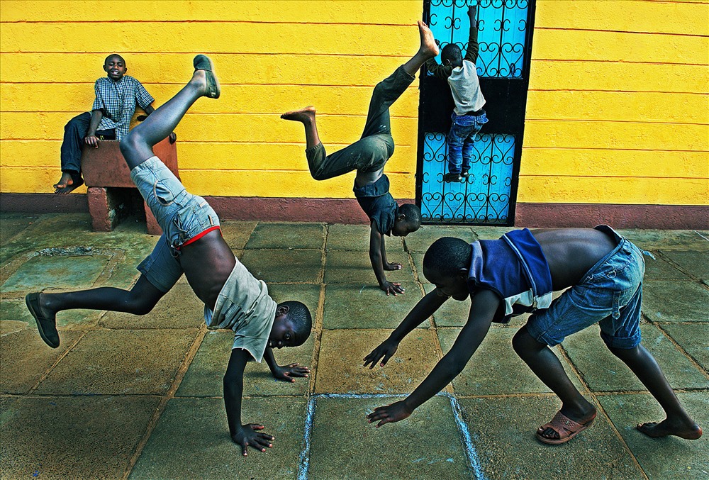 “Chơi”- giải Ba Urban Awards (Italia), bằng danh dự Pursuie (Mỹ), lựa chọn cho Independen Photo contest (Mỹ). Triển lãm tại Italia.