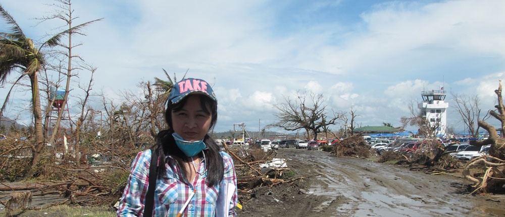 PV Đức Hạnh tác nghiệp tại Tacloban sau cơn bão Haiyan tàn phá. Ảnh Đức Tài