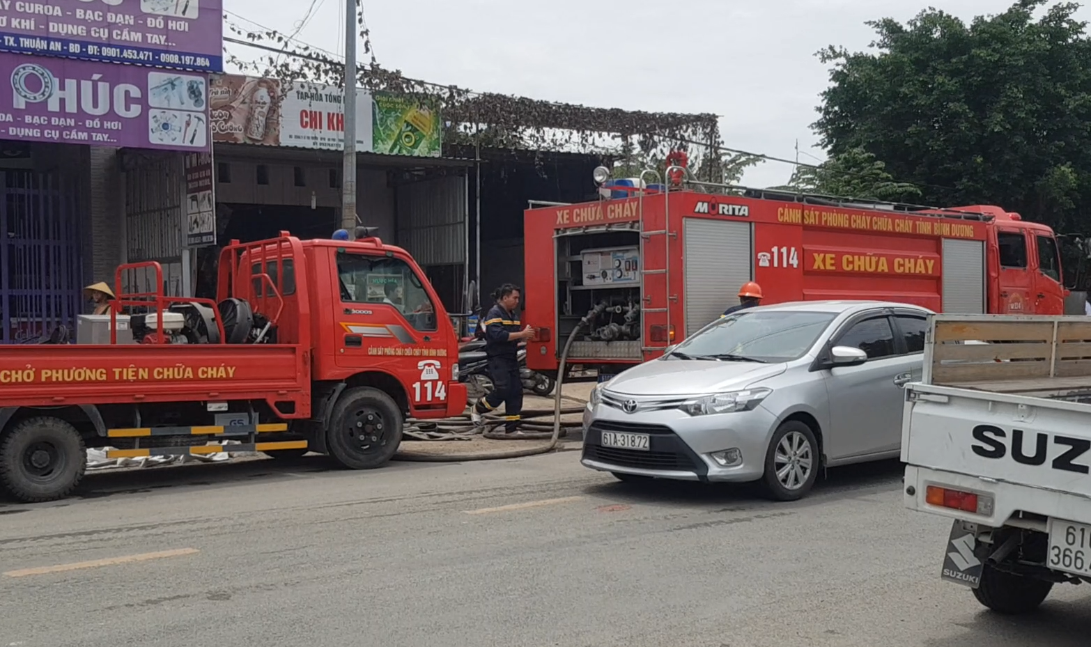 Vụ hảo hoạn xảy ra tại quán cà phê, lực lượng PCCC điều động 4 phương tiện cùng hàng chục chiến sĩ đến hiện trường dập lửa.