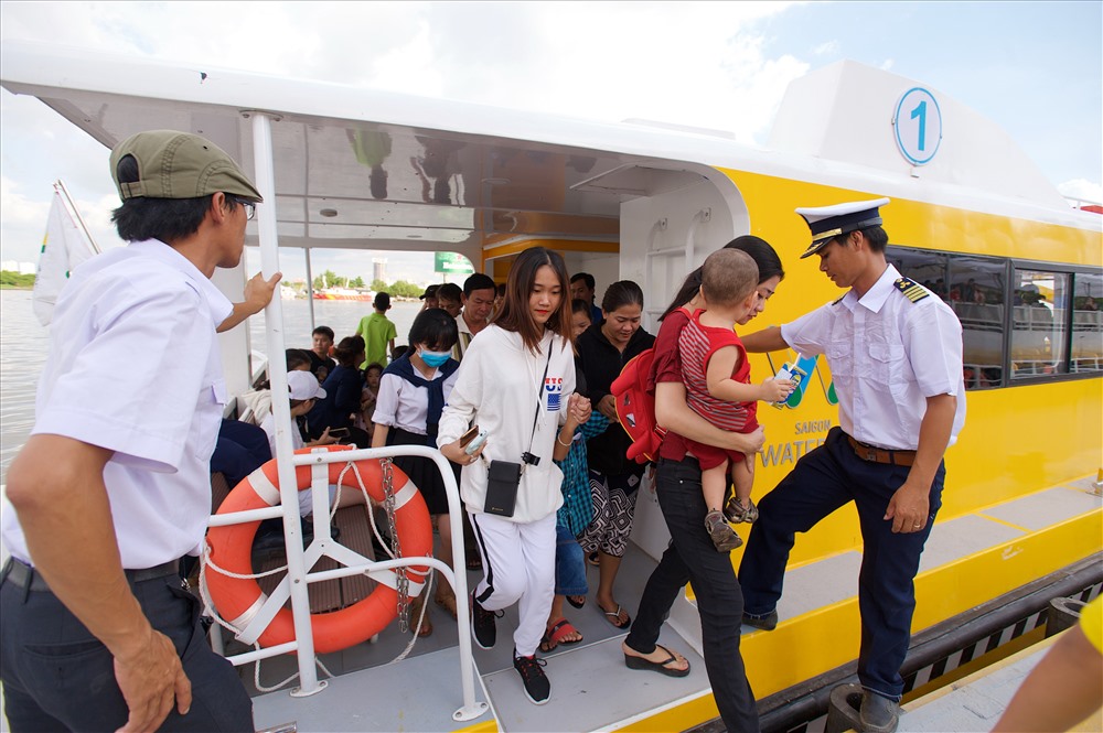 Phần lớn người dân đi buýt sông là muốn du lịch, trải nghiệm sông nước. Ảnh: Ngọc Tiến