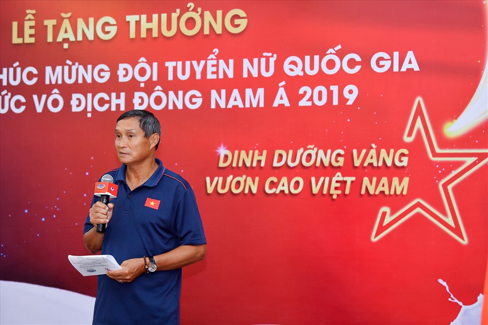 HLV trưởng Mai Đức Chung phát biểu cảm ơn và thay mặt đội tuyển thể hiện quyết tâm sẽ thi đấu hết mình vì màu cờ sắc áo, đáp lại sự tin tưởng của người hâm mộ nước nhà.